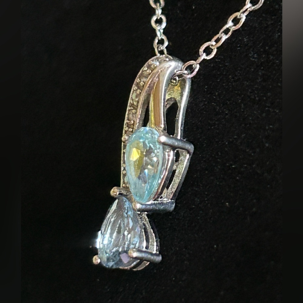 Blue Topaz and Sterling Silver Pendant and Chain - Picture 3 of 9